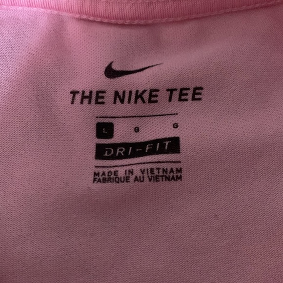 Selling a Nike teeshirt, main colour pink. Size US large. - Picture 3 of 3